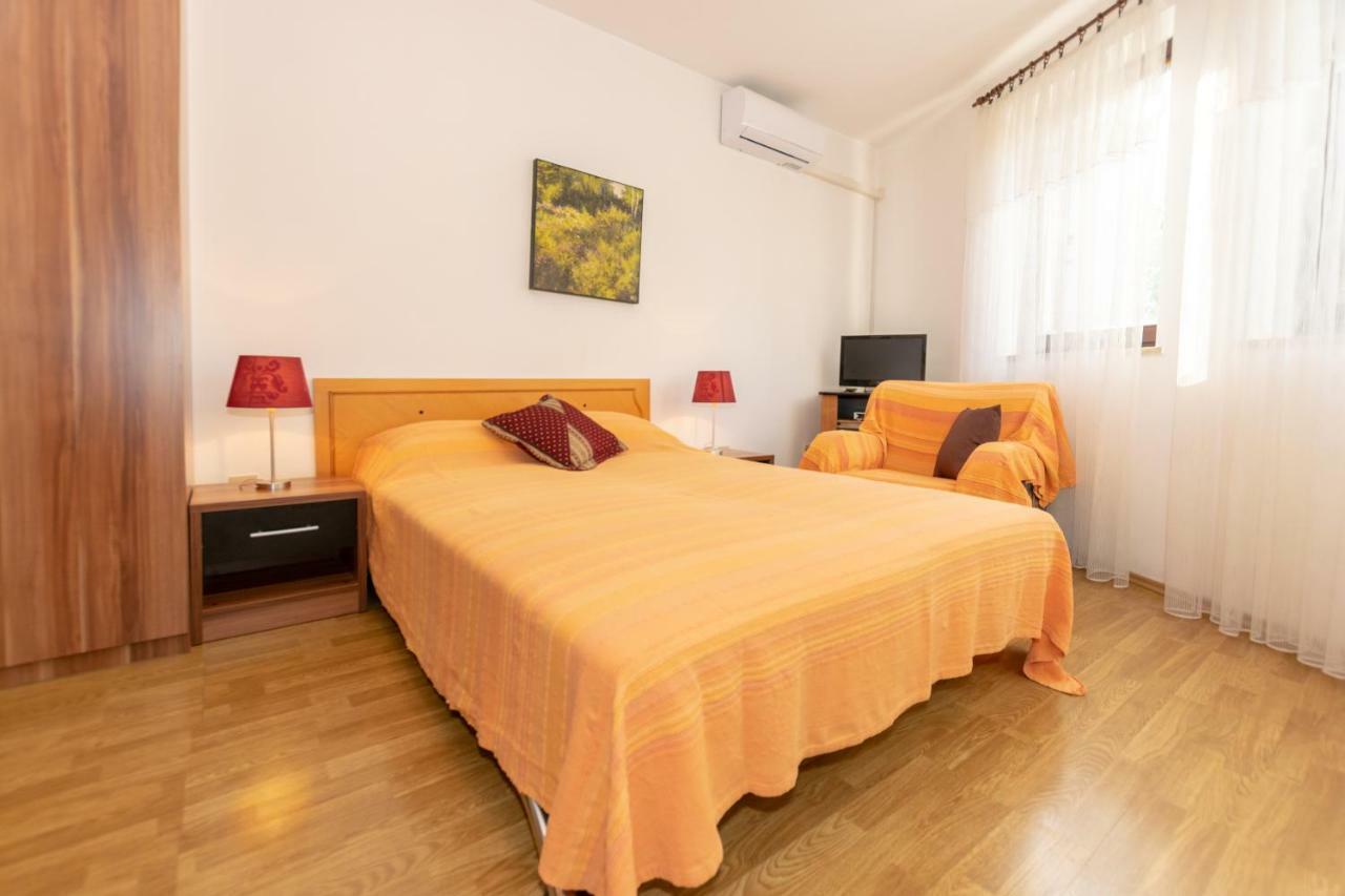 Apartments Mirjana Pula Exterior photo